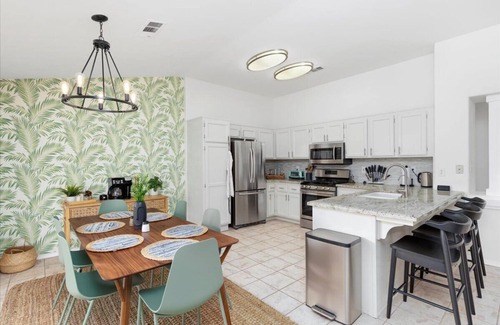Greenacres Casa | Revitalizing 3 Bedroom Home in Bakersfield with Pool and Wi-fi
