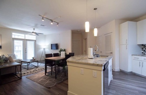 Houston Apartamento | Revive Tanglewood | Stunning 2BR in Uptown Houston