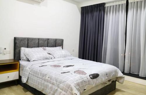 Bandar Tun Razak Apartamento | REVO at AURORA PLACE, Pavilion 2, 5 Minutes To AXIATA ARENA BUKIT JALIL FREE WIFI by De Harlequins Guesthouse