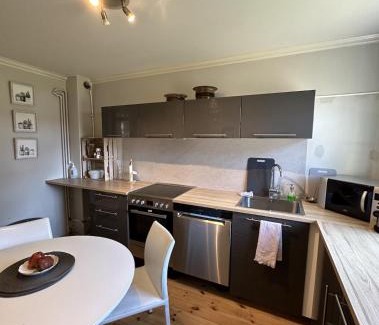 Vesturbær Apartamento | Reykjavik Urban Escape 2-Bedroom Haven with Private Entrance