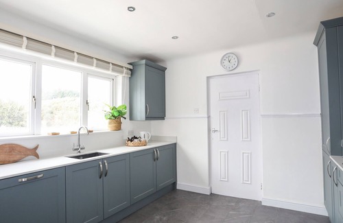 Llanbedrog Cabaña | RHEDYN, pet friendly, country holiday cottage in Llanbedrog