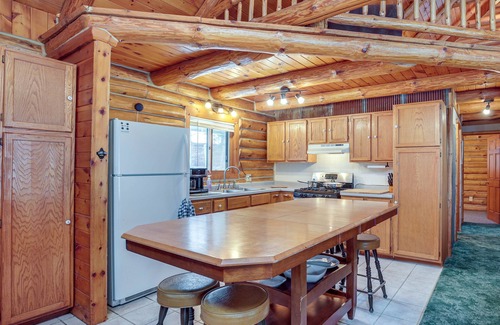 Rhinelander Cabina | Rhinelander Waterfront Cabin w/ Deck & Fire Pit!