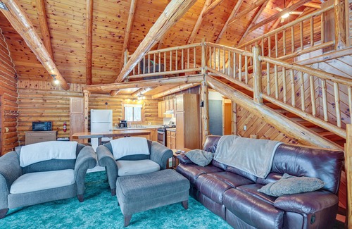 Rhinelander Cabina | Rhinelander Waterfront Cabin w/ Deck & Fire Pit!