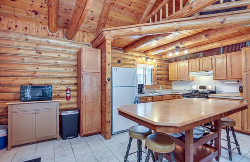 Rhinelander Cabina | Rhinelander Waterfront Cabin w/ Deck & Fire Pit!