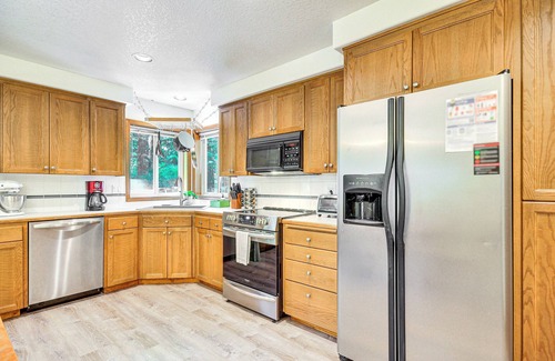 Brightwood Casa | Rhododendron Retreat w/ Hot Tub: Steps to River!