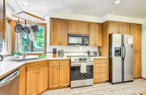 Brightwood Casa | Rhododendron Retreat w/ Hot Tub: Steps to River!