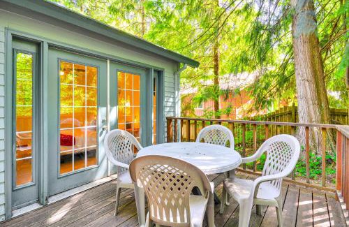 Mount Hood Village Casa | Rhododendron Retreat with Hot Tub Steps to River!