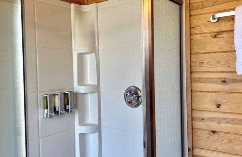 Cornville Cabina | Rhodonite Cabin: Nurture Your Spirit