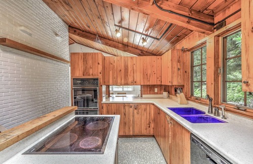 Wakefield-Peacedale Casa | Rhody Beach Bungalow - Downtown Wakefield! 7 minutes to Narragansett Beach!