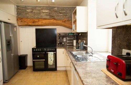 Crosswell Cabaña | Rhostwarch Old Farmhouse, Newport