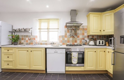 Rhoscolyn Cabaña | RHYD Y BONT BACH, pet friendly, with open fire in Rhoscolyn
