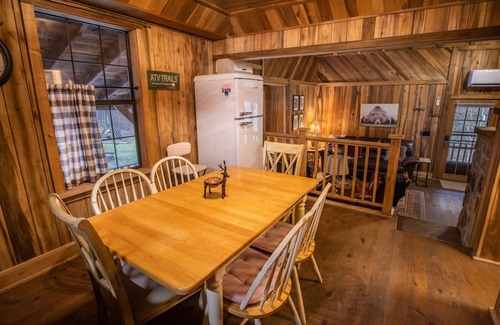 Ansted Cabina | Rich Creek Wilderness Cabin Retreat · Off-Grid Family Haven