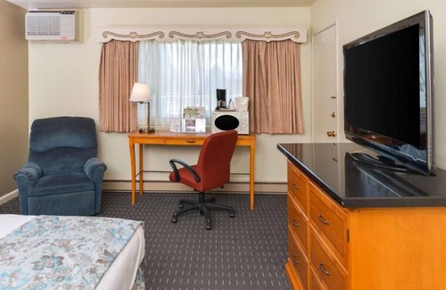 Solvang Hotel | Rich in History! 3 Convenient Units, Pool, Parking, Minutes to Sunny Fields Park