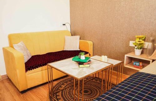 Greater Noida Apartamento | Richa's Home at Gaur Mall