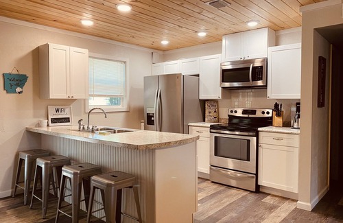 Mena Casa | Ride2 WPG trails,Garage, Mnt Cabin, WiFi Paved Firepit, Circle Dr Parking, King