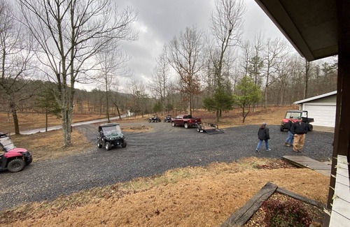 Mena Casa | Ride2 WPG trails,Garage, Mnt Cabin, WiFi Paved Firepit, Circle Dr Parking, King