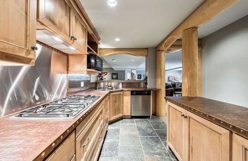Calgary Casa | Ridge Meadows Estate 7BR 9BA (+30 Day Only)