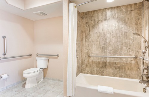 Oak Creek Complejo | Ridge on Sedona - 1 BEDROOM 1 KING SUITE WITH ACCESSIBLE TUB