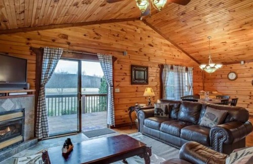 Rutherfordton Cabina | Ridge View Cabin with Fireplace Pet Friendly 2.7 miles from TIEC