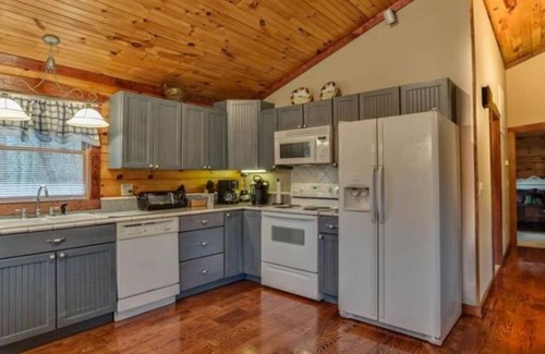 Rutherfordton Cabina | Ridge View Cabin with Fireplace Pet Friendly 2.7 miles from TIEC