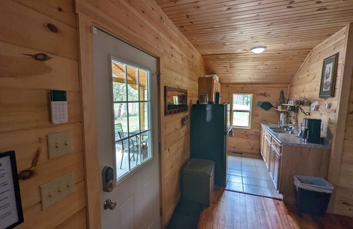 Laurelville Cabina | Reclusión pacífica! ¡Acogedora cabaña escondida en una cresta de 42 acres!