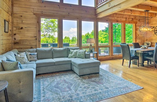 Vein Mountain Cabina | 'Ridgetop View' Nebo Cabin: Hot Tub, Fire Pit