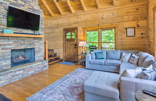 Vein Mountain Cabina | 'Ridgetop View' Nebo Cabin: Hot Tub, Fire Pit
