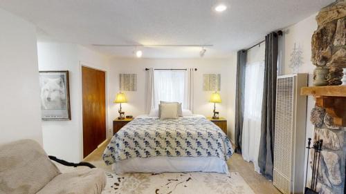 Red River Casa | Ridgeview Lodge - Fenced Yard - Satellite - WiFi - Washer - Dryer - Grill - Fireplace
