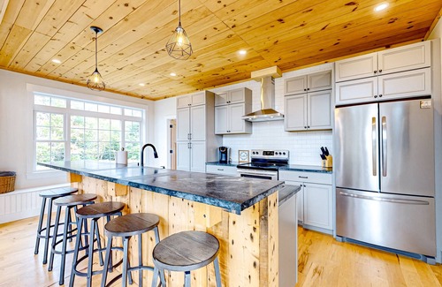 Whitefield Casa | Ridgeview | Newer home in Whitefield with hot tub, firepit & mountain views