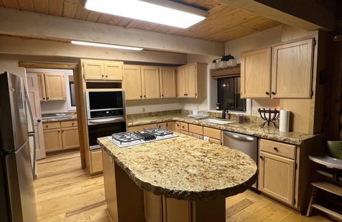 Brian Head Cabina | Ridgeview Retreat a Spectacular Log Gathering place in Brianhead .3 mi to lift