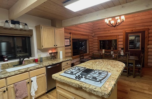 Brian Head Cabina | Ridgeview Retreat a Spectacular Log Gathering place in Brianhead .3 mi to lift