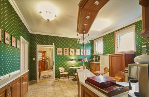 Komorany Villa | Riesige Retro Villa mit Indoor-pool & Sauna