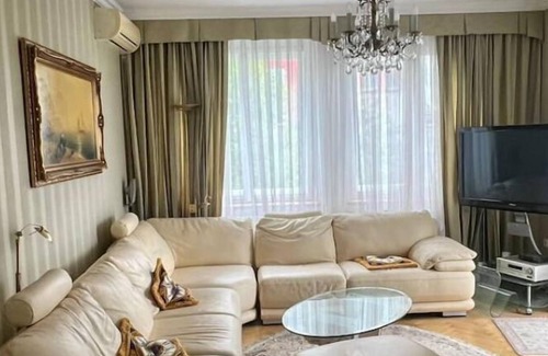 Komorany Villa | Riesige Retro Villa mit Indoor-pool & Sauna