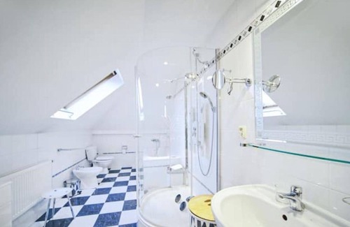 Komorany Villa | Riesige Retro Villa mit Indoor-pool & Sauna
