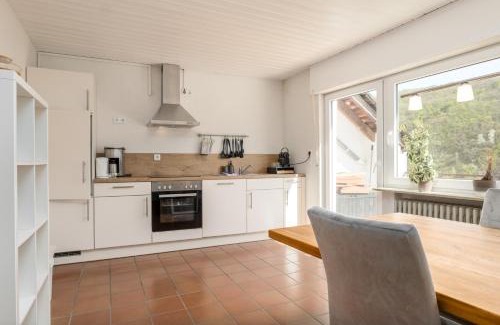 Klotten Apartamento | Riesling Appartement for 2 - 4 People - Billiards - Balcony with Mosel View - Parking - Wine Barrel Bar - Fully Equipped Kitchen - Netflix - WaipuTV - 3 km from Cochem