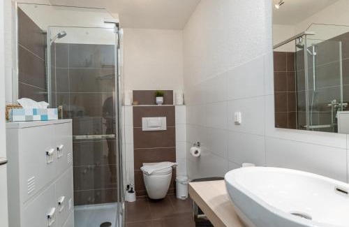 Klotten Apartamento | Riesling Appartement for 2 - 4 People - Billiards - Balcony with Mosel View - Parking - Wine Barrel Bar - Fully Equipped Kitchen - Netflix - WaipuTV - 3 km from Cochem