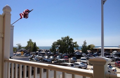 Grand Haven Condominio | Right across from Beach and Grand Haven Pier! Beautiful Lake and Sunset Views!