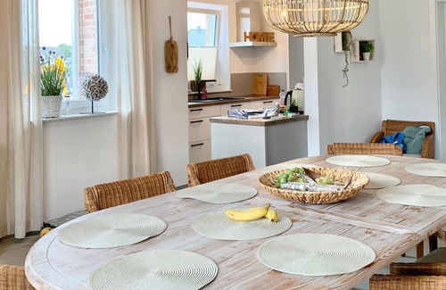 Eckwarden Apartamento | Right half of Luke house for 10 people - dream house on the North Sea with 2 bedrooms