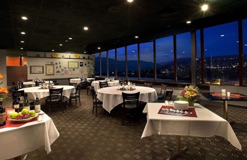 Wenatchee Casa | Right Near Downtown! Amazing Room, Indoor/Outdoor Pool, Enjoy the Fantastic View