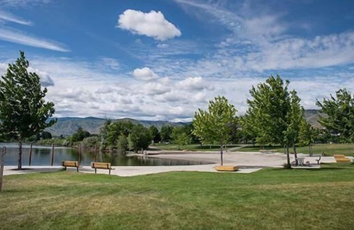 Wenatchee Casa | Right Near Downtown! Amazing Room, Indoor/Outdoor Pool, Enjoy the Fantastic View