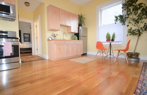 Federal Hill Apartamento | Right on Broadway - Spacious West Side Apartment