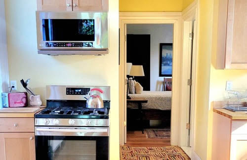 Federal Hill Apartamento | Right on Broadway - Spacious West Side Apartment