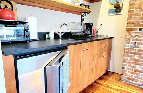 Federal Hill Apartamento | Right on Broadway - Sunny, Private Apartment