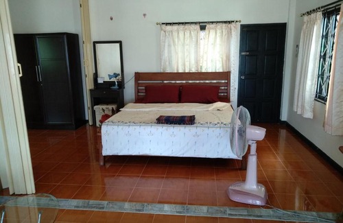 Thong Krut Casa | Right on the beach house
