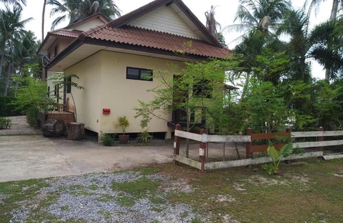 Thong Krut Casa | Right on the beach house
