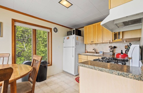 Baileys Harbor Cabina | Right on the water-Dog Friendly Cottage with kids playground