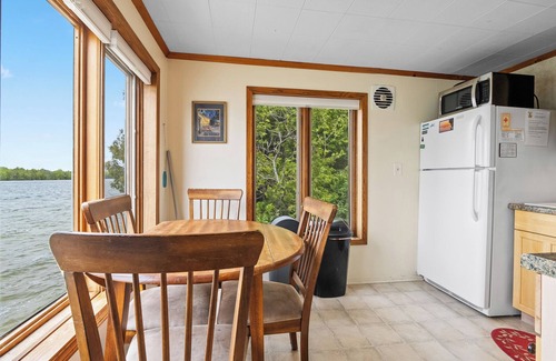 Baileys Harbor Cabina | Right on the water-Dog Friendly Cottage with kids playground