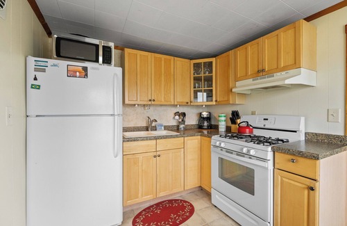 Baileys Harbor Cabina | Right on the water-Dog Friendly Cottage with kids playground