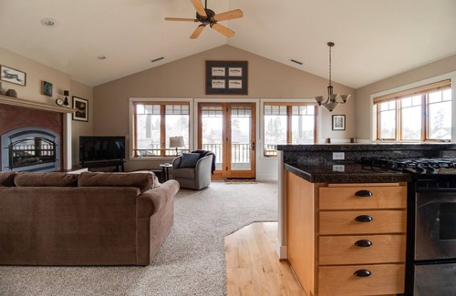 Sisters Condominio | Riley`s Mt View Condo near downtown Sisters, community pool & spa