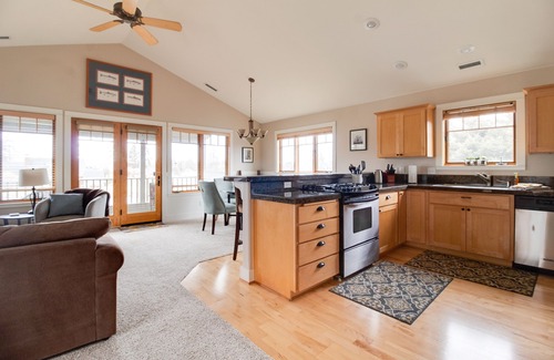 Sisters Condominio | Riley`s Mt View Condo near downtown Sisters, community pool & spa